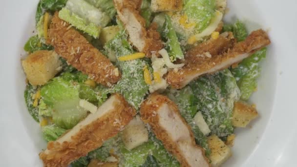 鸡肉沙拉在白色板材或上部看法鸡肉沙拉与蒜和切达干酪在白色盘上转动 — 图库视频影像