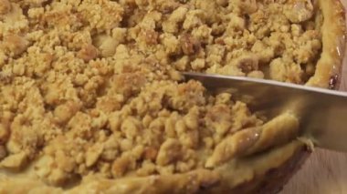 Fırından yeni çıkmış elmalı turta / portre Dilimleme taze pişmiş elma pasta ahşap plaka üzerinde izole