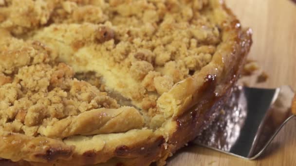 Frisch Gebackener Apfelkuchen Nahaufnahme Hand Wegnehmen Stück Frisch Gebackener Apfelkuchen — Stockvideo