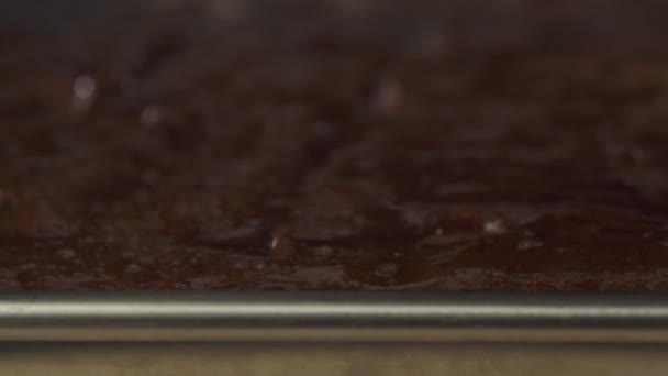 Versgebakken Chocolade Cake Macro Close Van Vers Gebakken Chocoladetaart Video — Stockvideo