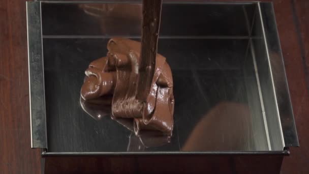 Préparation Gâteau Chocolat Flux Pâte Chocolat Rempli Dans Plat Cuisson — Video