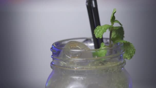 Gnistrande Cocktail Med Myntablad Och Halm Närbild Gnistrande Cocktail Burken — Stockvideo