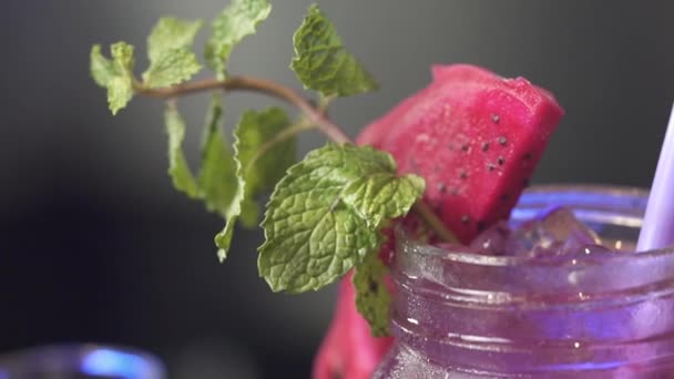 Dragon Fruit Cocktail Bar Close Cocktail Versierd Met Segment Van — Stockvideo