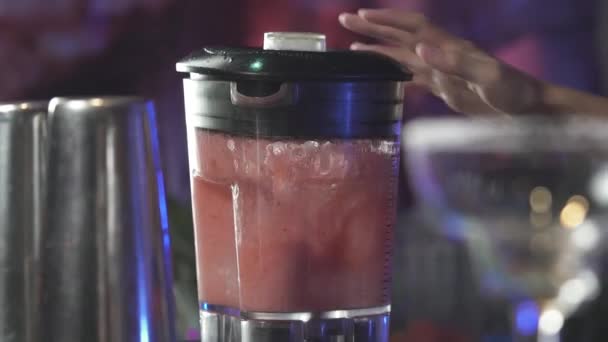 Mixer Der Zutaten Für Cocktails Mixt Nahaufnahme Des Mixers Der — Stockvideo