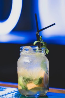 Nane yaprakları ve saman barda olan pırıl pırıl kokteyl