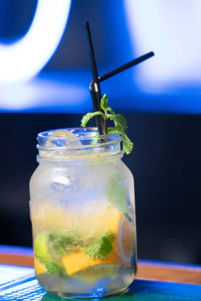 Sprankelende Cocktail Pot Met Muntblaadjes Stro Aan Bar — Stockfoto