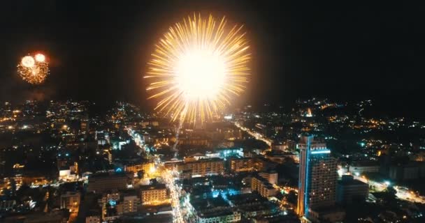 烟花在城市之上在新年前夕 空中无人机观看烟花在城市之上在新年前夕 录影在慢动作 — 图库视频影像
