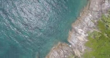Deniz Hava görünümü dalgalar kayalar tropik ada / hava üzerine çökmesini robot görünümü deniz kıyısında cliff yeşil avuç içi ile ve güzel dalgalar