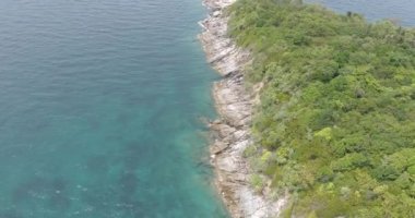 Deniz Hava görünümü dalgalar kayalar tropik ada / hava üzerine çökmesini robot görünümü deniz kıyısında cliff yeşil avuç içi ile ve güzel dalgalar