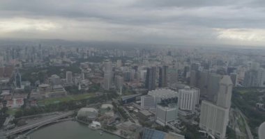 Singapur hava görünümünü bulutlu gün boyunca / 4k hava bulutlu yaz gün boyunca şehir manzarası ile Singapur gökdelenlerin görüntüleri