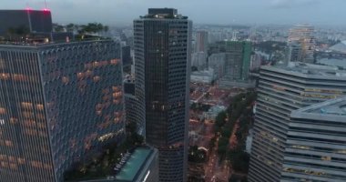 Singapur hava görünümünü bulutlu akşam sırasında / 4k hava bulutlu akşam sırasında şehir manzarası ile Singapur gökdelenlerin görüntüleri
