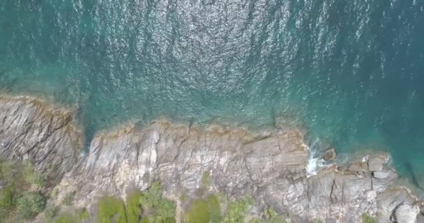 Luftaufnahme Von Meereswellen Die Auf Felsen Der Tropischen Insel Krachen — Stockvideo