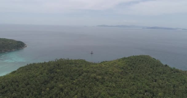 Vue aérienne des palmiers et de la mer avec des bateaux / Vue aérienne par drone du paysage tropical avec des palmiers et de la mer avec des bateaux 