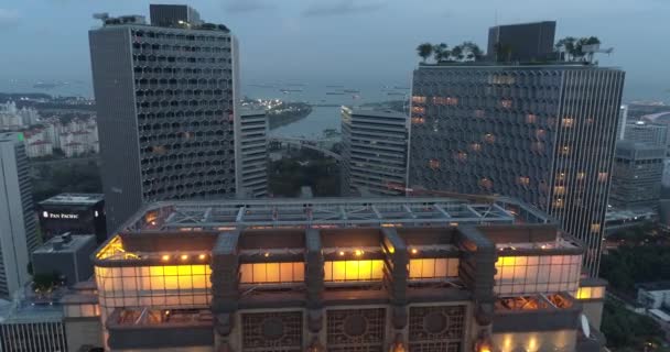 新加坡的鸟瞰在多云晚上 在多云的傍晚 新加坡摩天大楼与城市天际线的空中画面 — 图库视频影像
