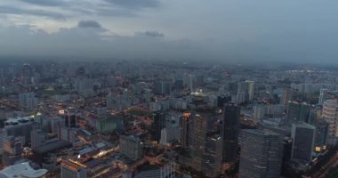 Singapur hava görünümünü bulutlu akşam sırasında / 4k hava bulutlu akşam sırasında şehir manzarası ile Singapur gökdelenlerin görüntüleri