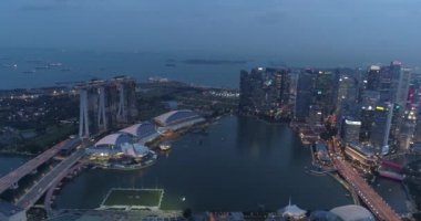 Singapur hava görünümünü bulutlu akşam sırasında / Hava bulutlu akşam sırasında Singapur Singapur Marina Bay görünümünü robot