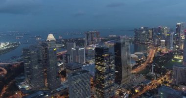 Singapur hava görünümünü bulutlu akşam sırasında / 4k hava bulutlu akşam sırasında şehir manzarası ile Singapur gökdelenlerin görüntüleri
