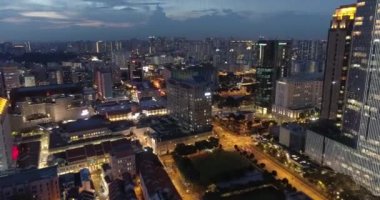 Singapur hava görünümünü bulutlu akşam sırasında / 4k hava bulutlu akşam sırasında şehir manzarası ile Singapur gökdelenlerin görüntüleri