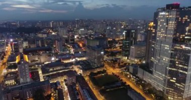 Singapur hava görünümünü gece / 4k hava bulutlu akşam sırasında şehir manzarası ile Singapur gökdelenlerin görüntüleri