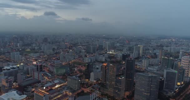 Aerial view of Singapore during cloudy evening / 4k aerial footage of Singapore skyscrapers with city skyline during cloudy evening — Stock Footage Aerial View Singapore Cloudy Evening Aerial Footage Singapore Skyscrapers City Stock Video