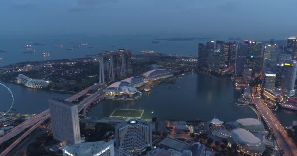 曇り夜の間に 航空シンガポールの空撮が曇り夕方 シンガポールの間にシンガポールのマリーナ湾の景色をドローンします — ストック動画
