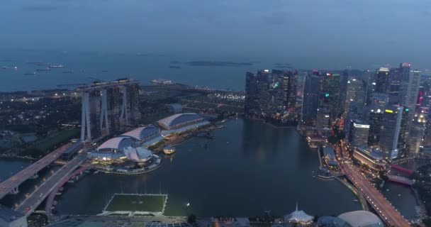 新加坡天空多云晚间 空中无人驾驶飞机的鸟瞰图新加坡滨海湾 — 图库视频影像