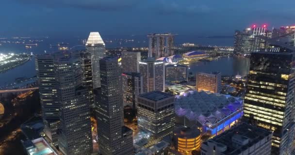 新加坡的鸟瞰在多云晚上 在多云的傍晚 新加坡摩天大楼与城市天际线的空中画面 — 图库视频影像
