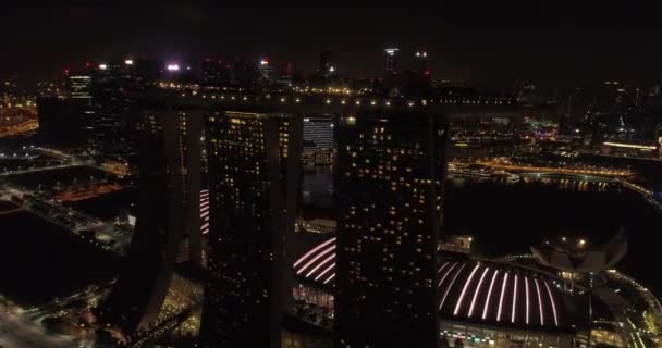シンガポールの夜 シンガポール シンガポール マリーナ ベイの夜 空中ドローン ビューで空撮 — ストック動画