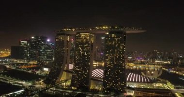 Singapur Marina Bay gece / hava dron görünümünü gece, Singapore, Singapur havadan görünümü
