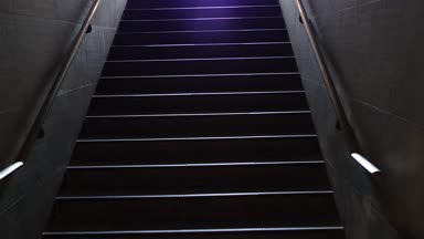 Yürüyen merdiven / metro çıkmadan merdiven kadar yürüyüş