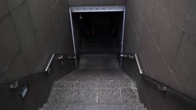 Merdiven yürüyüş / metro girerek merdiven yürüyüş