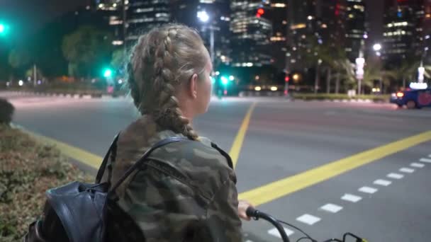 Mulher Feliz Sua Bicicleta Noite Mulher Feliz Atraente Desfrutando Passeio — Vídeo de Stock