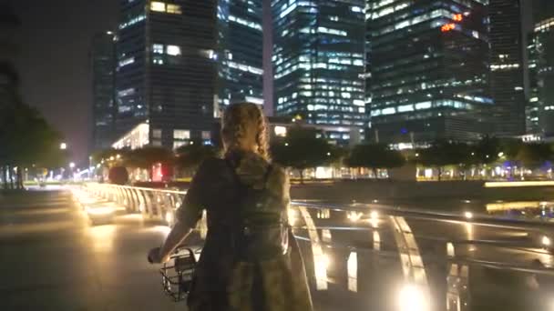 도시를 자전거를 즐기는 매력적인 여자에서 그녀의 자전거에 — 비디오