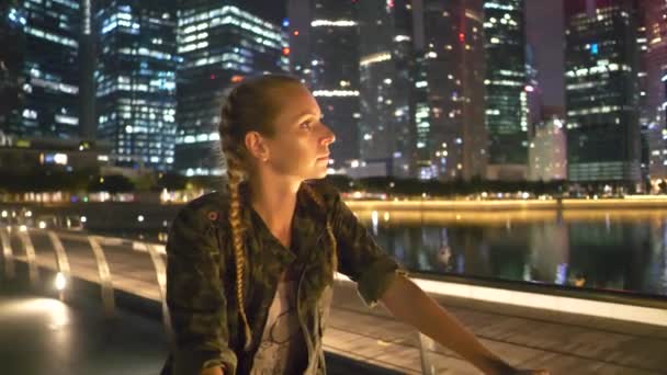 Mujer Feliz Bicicleta Por Noche Mujer Feliz Atractiva Disfrutando Paseo — Vídeos de Stock