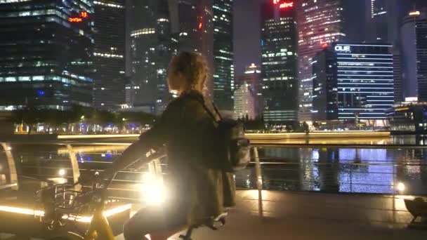 Femme Heureuse Sur Son Vélo Nuit Jolie Femme Heureuse Profitant — Video