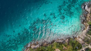 Tropik ada Peyzaj ve deniz hava dron görünümü 