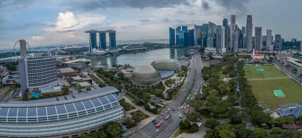 Luchtfoto Panorama Van Singapore Wolkenkrabbers Met Skyline Tijdens Bewolkte Zomerdag — Stockfoto