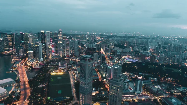 Flygfoto Över Singapore Skyskrapor Med Stadens Silhuett Molnig Kväll — Stockfoto