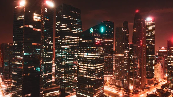 空中无人机鸟瞰新加坡摩天大楼与城市天际线夜间 — 图库照片