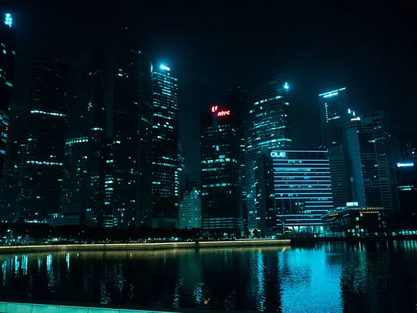 新加坡城市摩天大楼夜景和天际线 — 图库照片