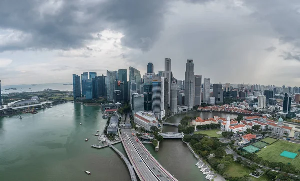 夏の曇り日中街のスカイラインとシンガポールの高層ビルの空中ドローン ビュー — ストック写真