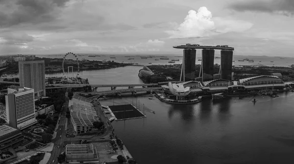 Singapur Gökdelenler Bulutlu Yaz Günü Siyah Beyaz Fotoğraf Sırasında Şehir — Stok fotoğraf