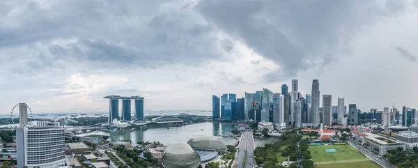 Hava Manzaralı Singapur Gökdelenleri Bulutlu Yaz Gününde Gökdelenler Şehir Silüeti — Stok fotoğraf