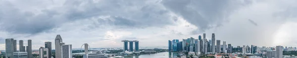 曇り空の夏の日の間に都市のスカイラインとシンガポールの高層ビルの空中ビューパノラマ — ストック写真