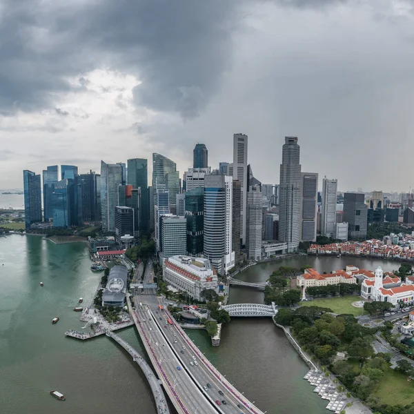 Воздушные Беспилотники Видом Небоскребы Сингапура Горизонтом Города Пасмурный Летний День — стоковое фото