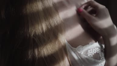 Kadın onun evinde / iç çamaşırı giymiş seksi kadın yüzü Closeup dokunmadan yüzünü