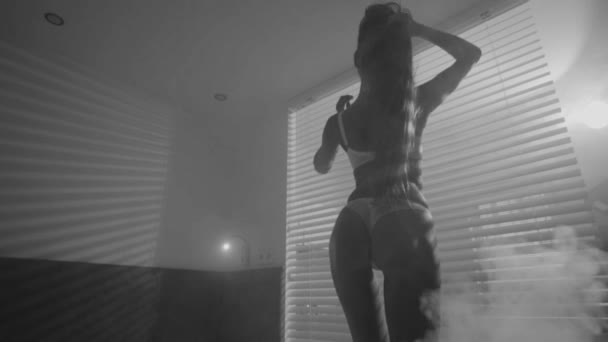 Mulher Seu Apartamento Mulher Sexy Vestindo Lingerie Dançando Com Fumaça — Vídeo de Stock