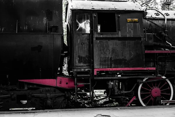 昔の駅で捨てられた機関車 — ストック写真