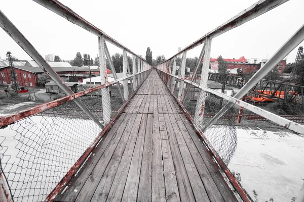 Старый Деревянный Мост Над Заброшенной Железнодорожной Станцией — стоковое фото