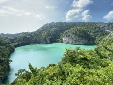 Güneşli yaz gününde Tayland 'daki Ang Tanga Ulusal Deniz Parkı' nın güzel manzarası